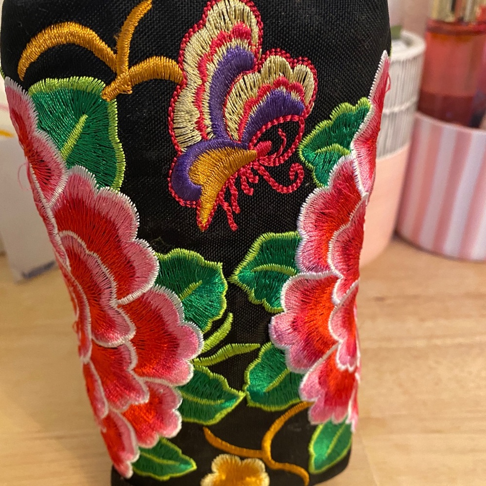 Embroidered pouch - Picture 4 of 4